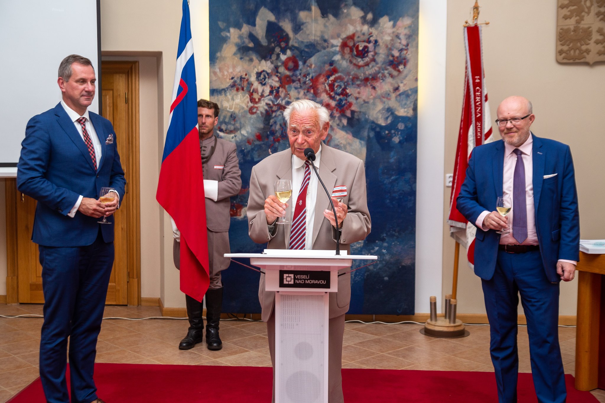 Dne 27. června 2022 obdržel Zdeněk Hlobil čestné občanství města Veselí nad Moravou a čestné uznání za celoživotní práci ve zdravotnictví z rukou ministra zdravotnictví Vlastimila Válka