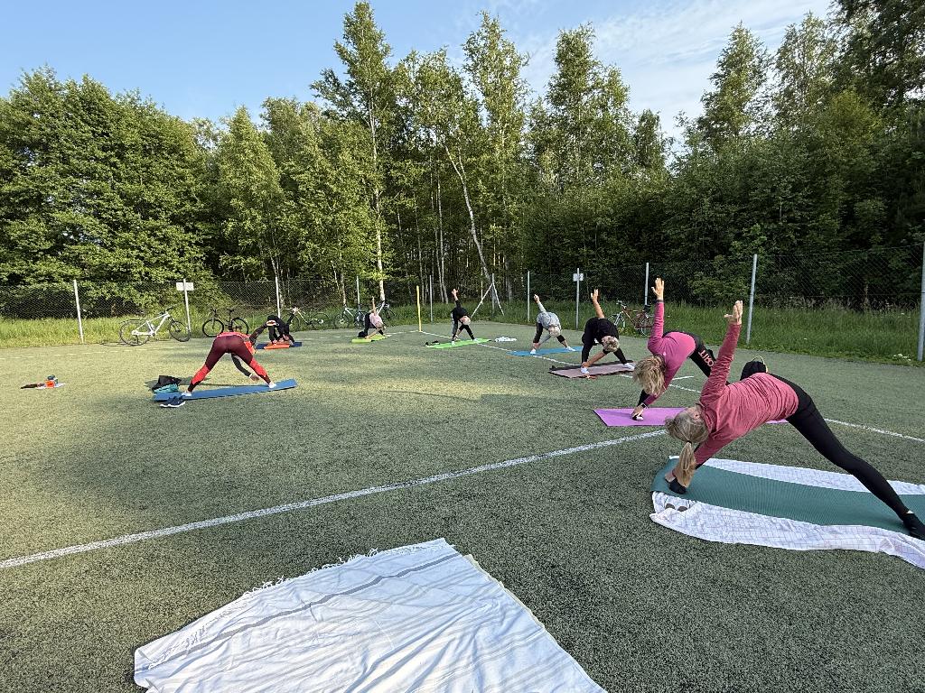 Pravidelné letní cvičení jógy na umělém povrchu v areálu FC Františkovy Lázně 2025