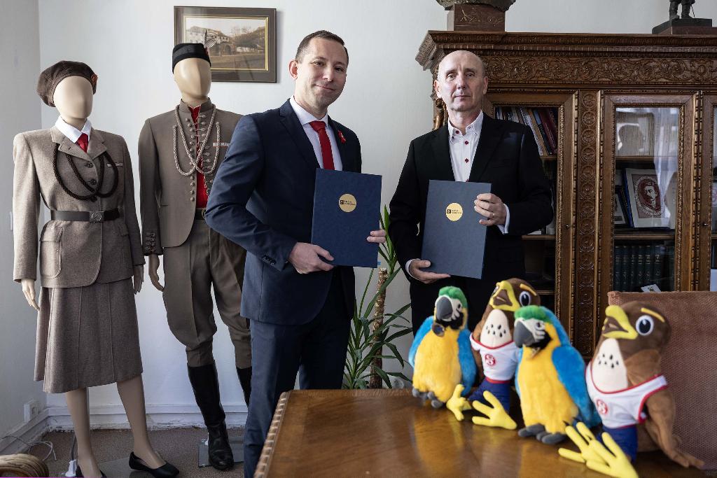 Starosta ČOS Martin Chlumský a předseda představenstva Pražské plynárenské Ludvík Baleka po podpisu smlouvy o spolupráci