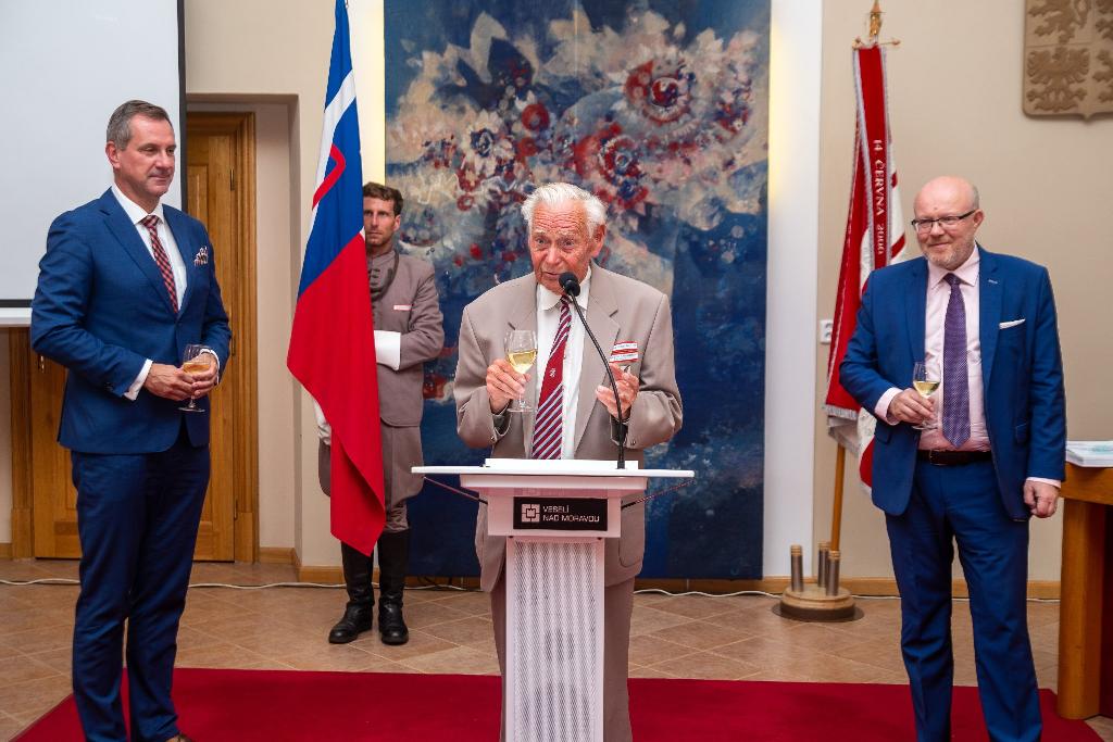 Dne 27. června 2022 obdržel Zdeněk Hlobil čestné občanství města Veselí nad Moravou a čestné uznání za celoživotní práci ve zdravotnictví z rukou ministra zdravotnictví Vlastimila Válka
