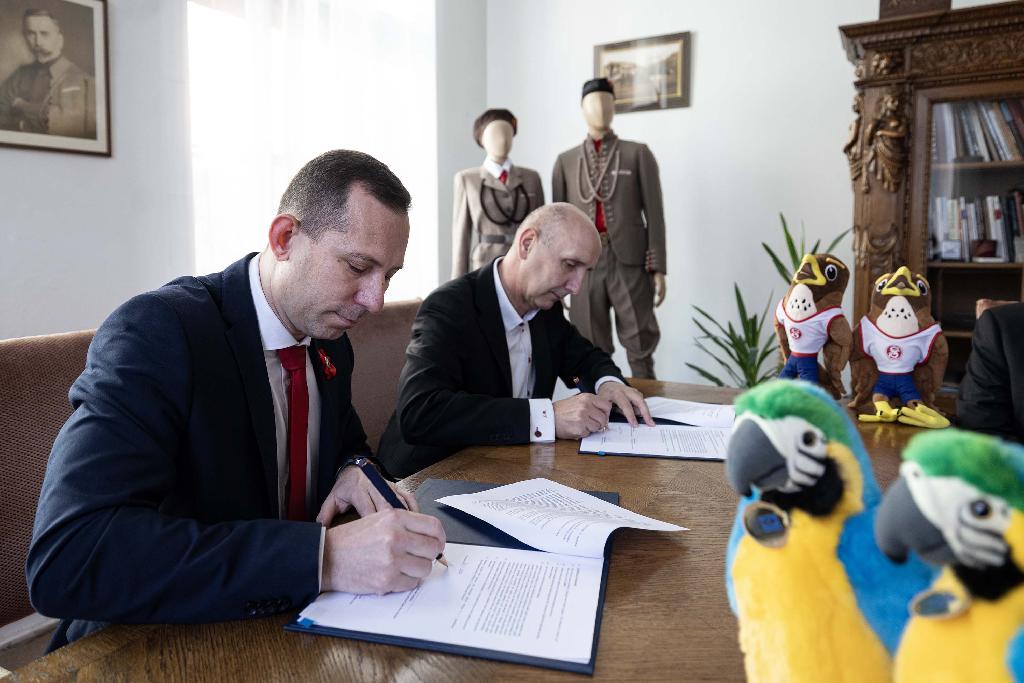 Podpis smlouvy o spolupráci mezi ČOS a Pražskou plynárenskou v Tyršově domě, 22. 4. 2026