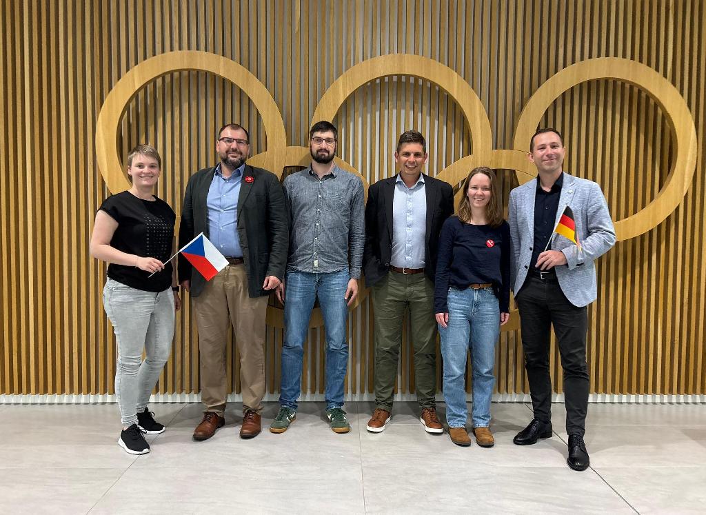 Julia Frauendorf (Deutsche Sportjugend, dsj), Peter Szénásy (místostarosta ČOS), Thomas Weinrich (dsj), Marius Meier (TANDEM), Fabienne Müller (dsj), Martin Chlumský (starosta ČOS)