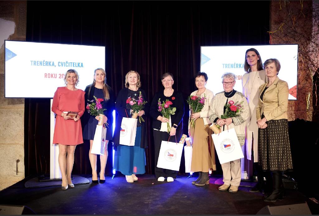 Milena Valášková ze Sokola Mochov uprostřed, vpravo Ivana Zámečníková ze Sokola Turnov, foto: ČOV